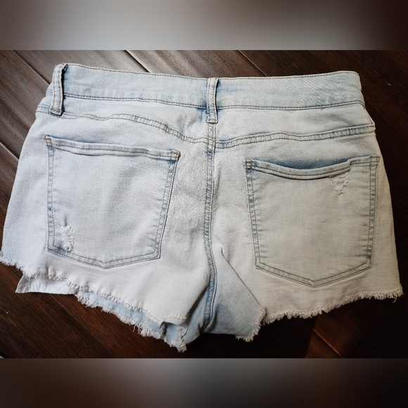SO women's high rise shortie jean shorts, size 13 light-wash - Picture 3 of 3